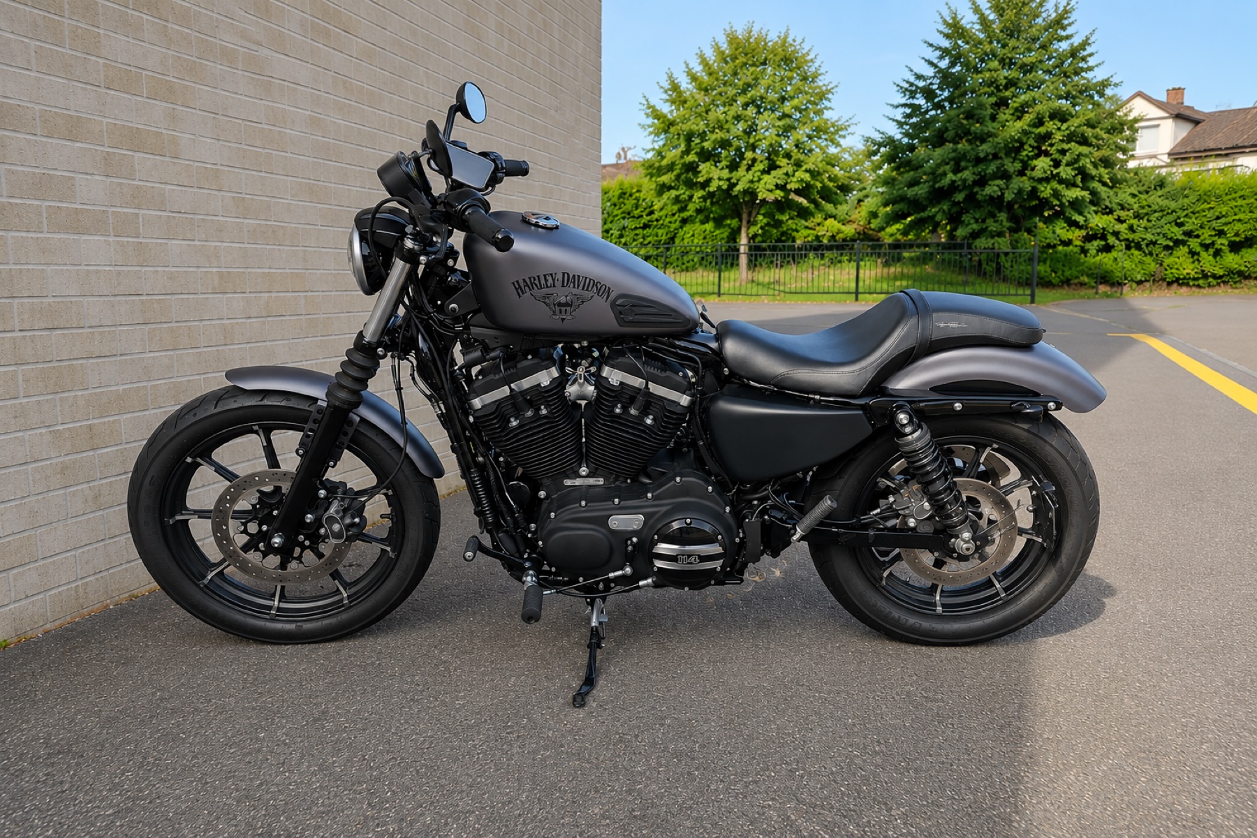 Harley-Davidson Iron 883, Left front profile